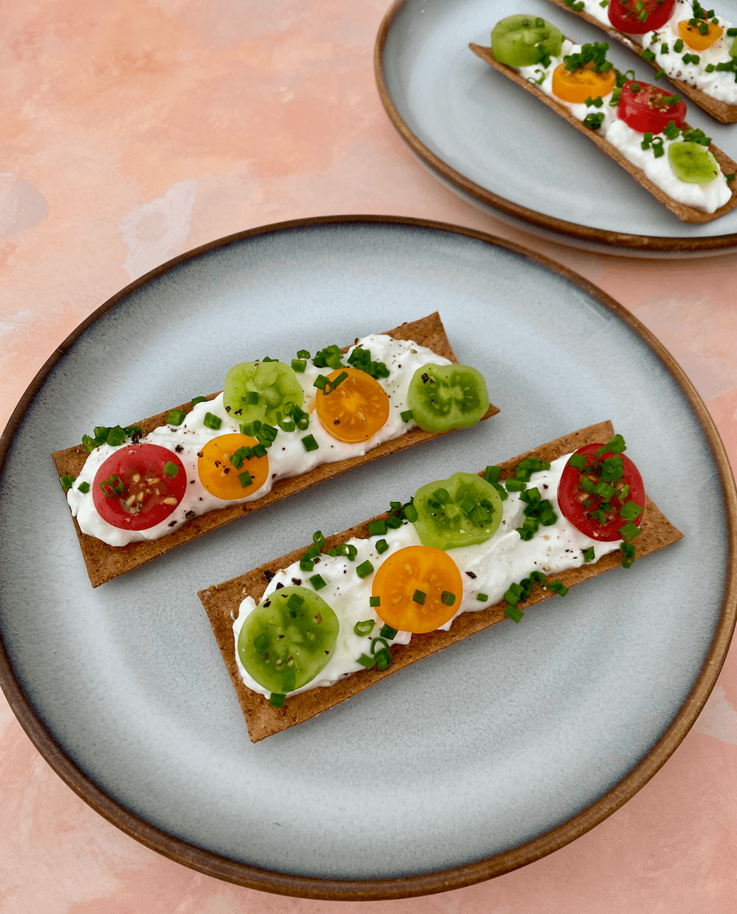 Rye Crackers with Cottage Cheese, Chives & Cherry Tomatoes
